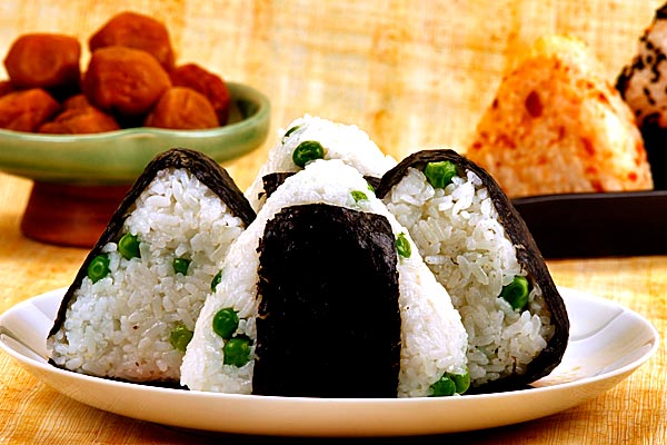 Chirashi-zushi, cơm sushi trộn với cá, trứng và trứng cá hồi