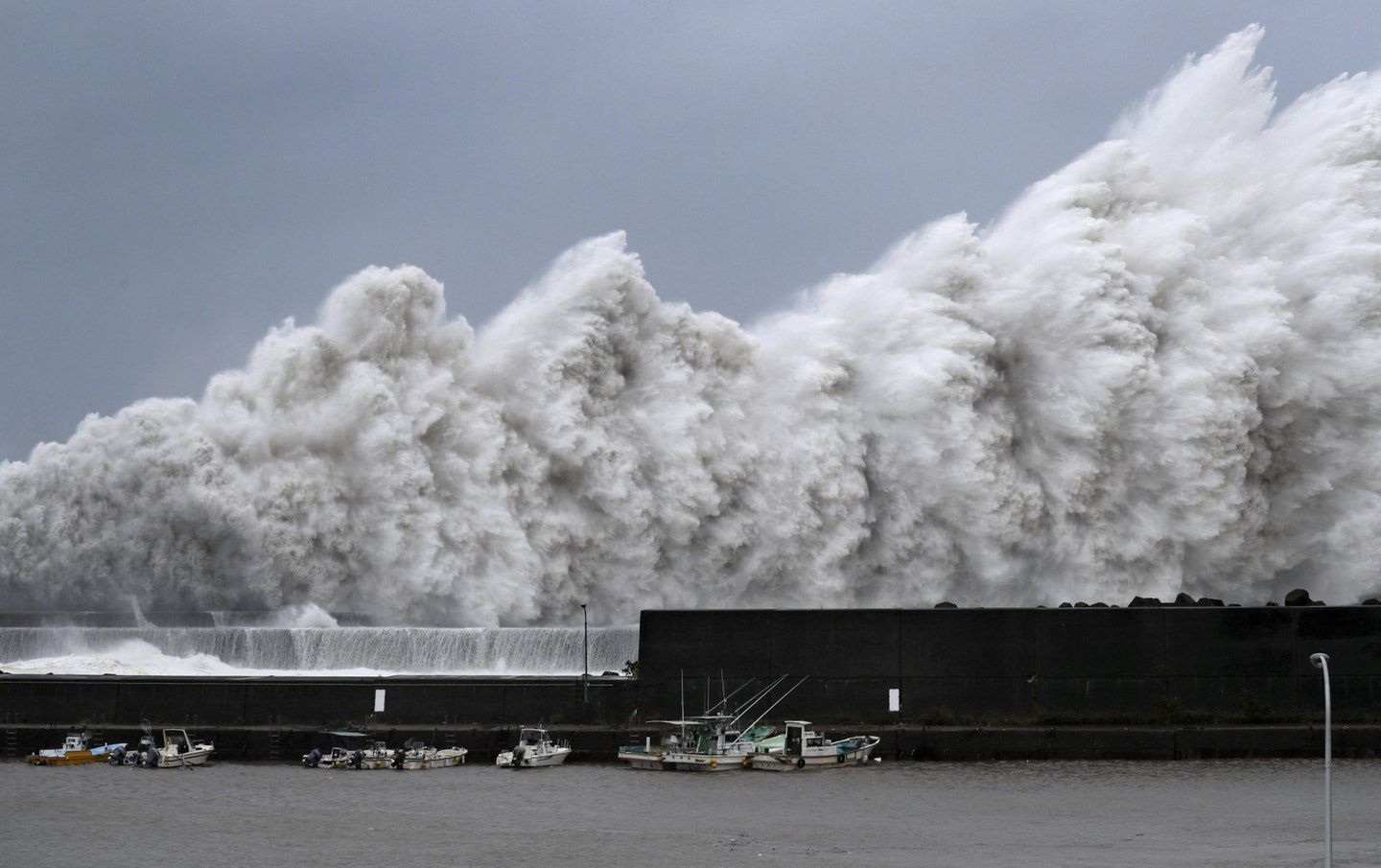 Sóng lớn tại một cảng biển Kochi, Nhật Bản do siêu bão Jebi gây ra